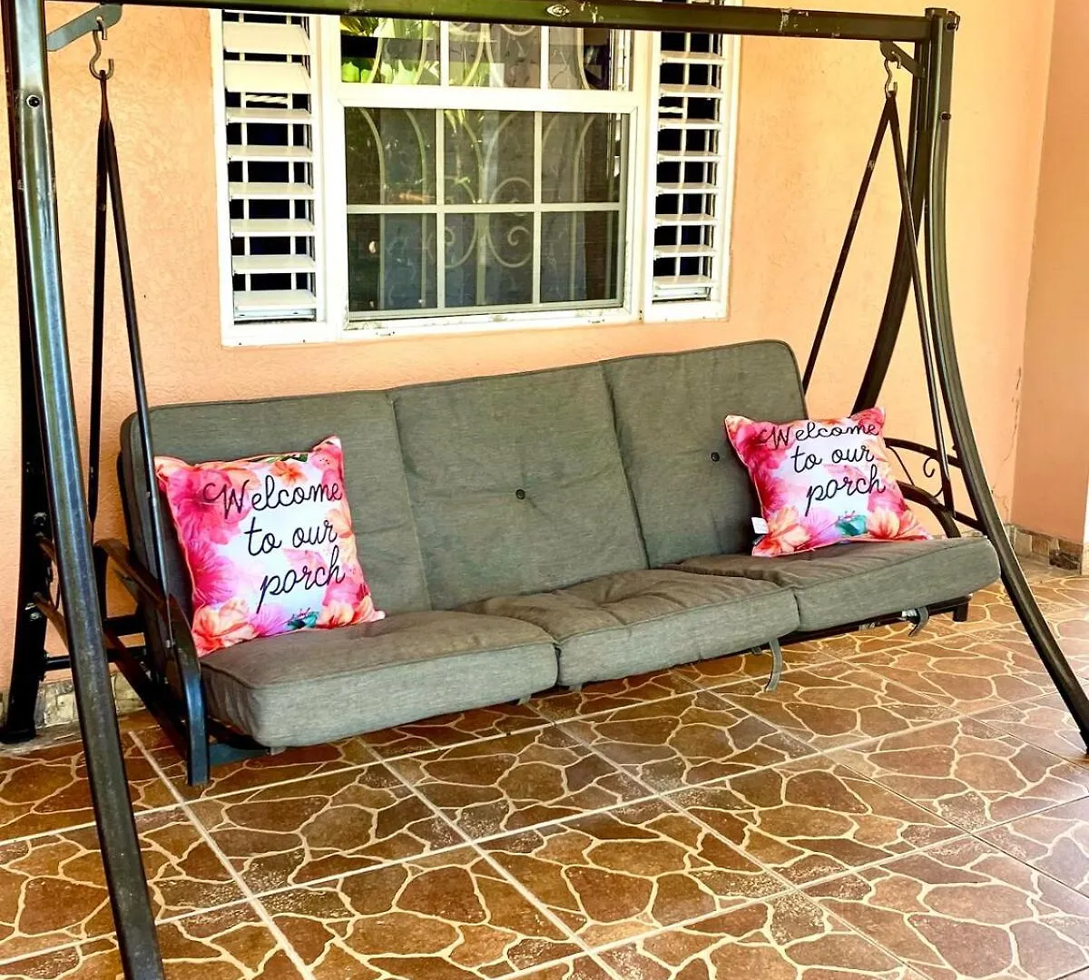 Seaside Retreat 2BR with Beach Access and AC Ocho Rios Semesterbostad