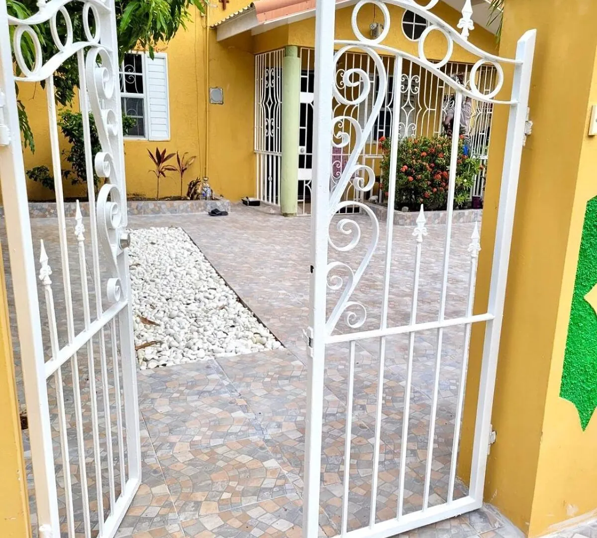Semesterbostad Seaside Retreat 2BR with Beach Access and AC Ocho Rios Jamaica