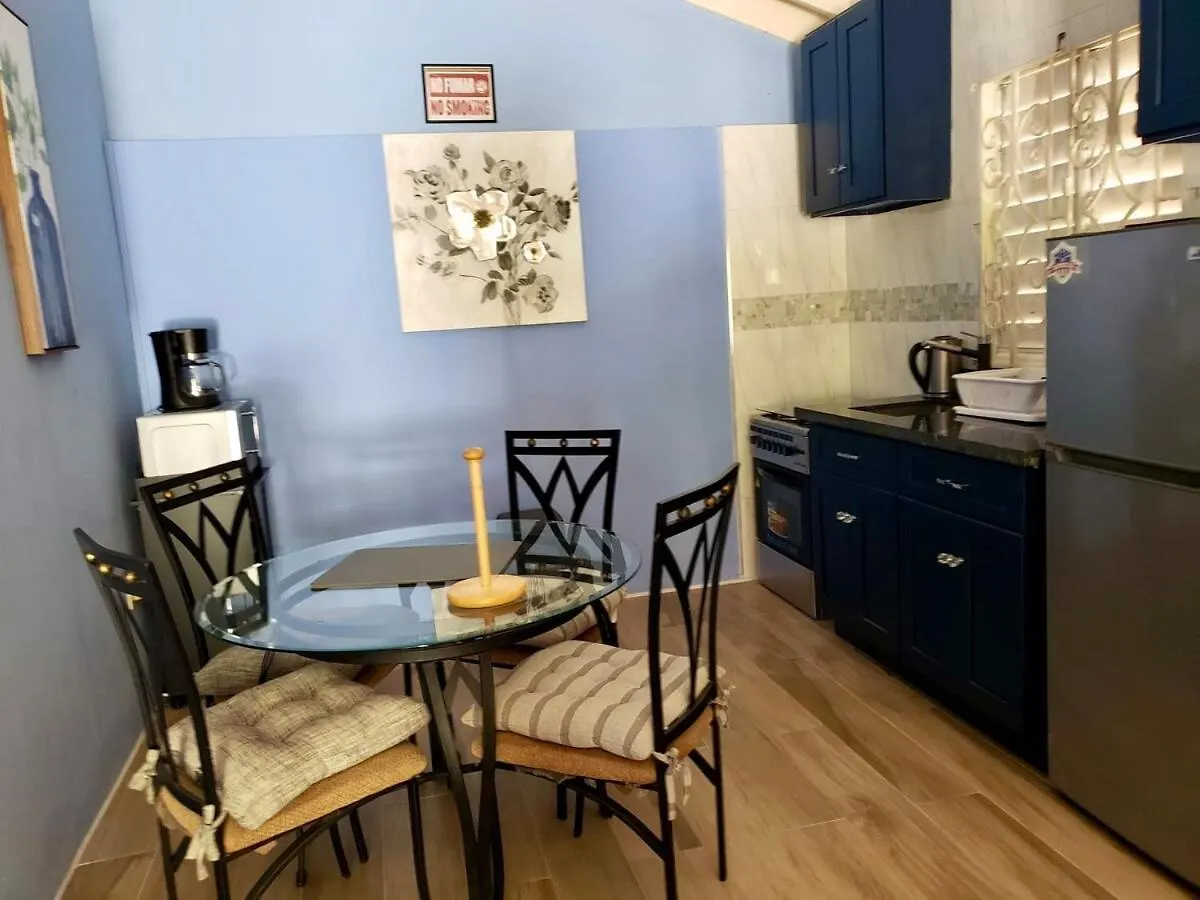 Semesterbostad Seaside Retreat 2BR with Beach Access and AC Ocho Rios