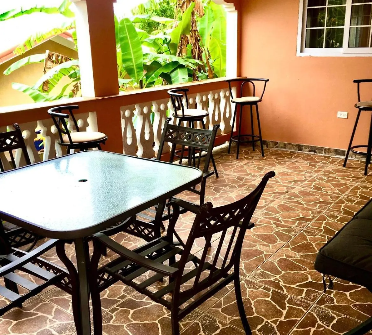 Semesterbostad Seaside Retreat 2BR with Beach Access and AC Ocho Rios