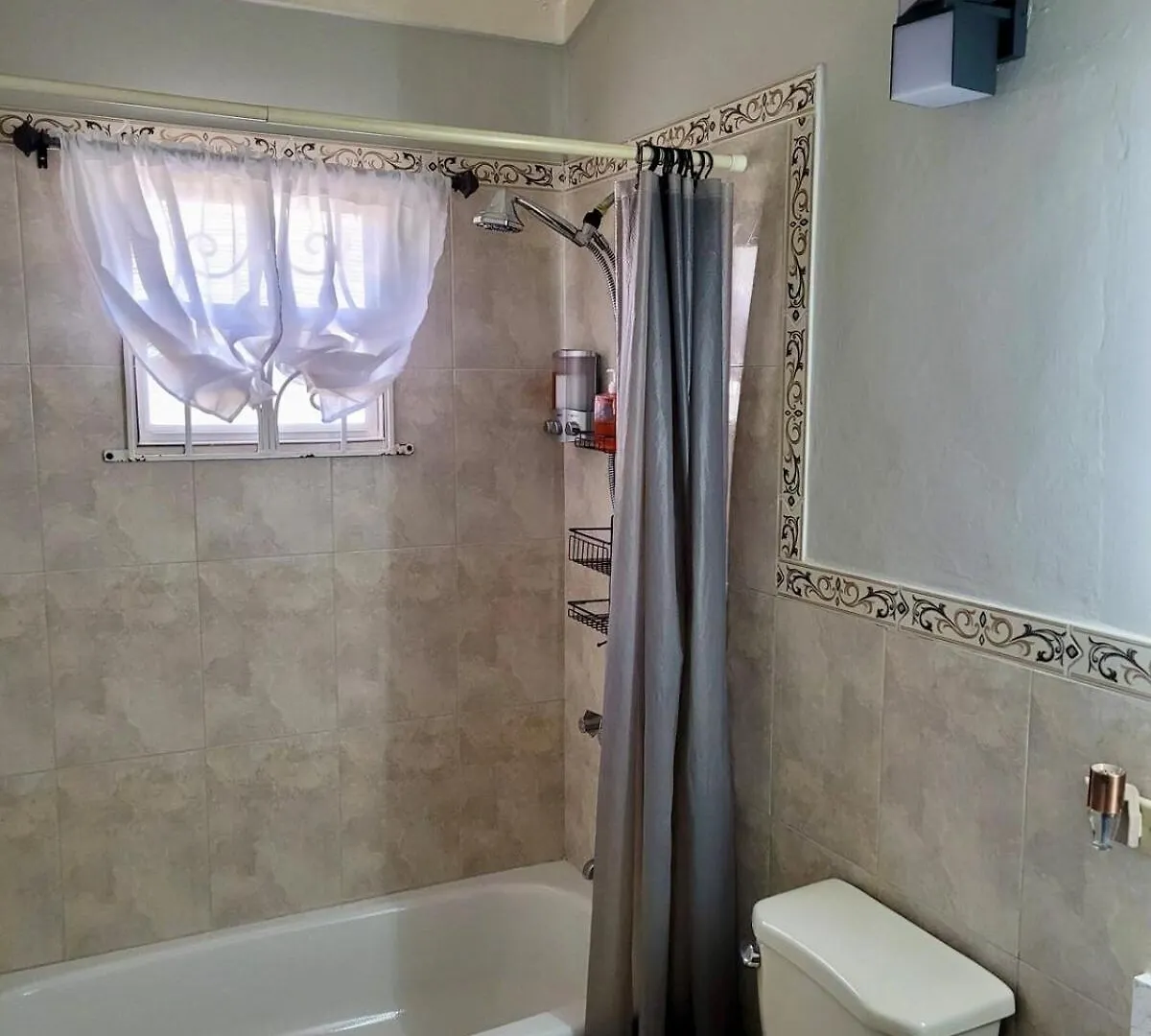 Seaside Retreat 2BR with Beach Access and AC Ocho Rios Semesterbostad