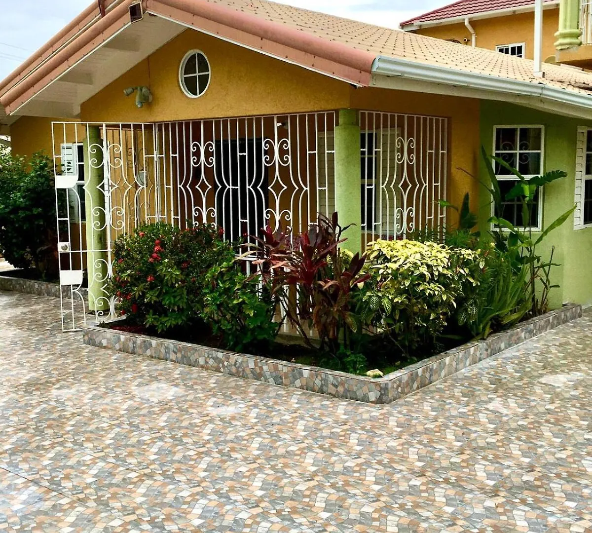 Semesterbostad Seaside Retreat 2BR with Beach Access and AC Ocho Rios Jamaica